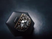 Il diamante su anello di oro e argento