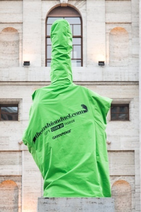 Greenpeace, blitz a piazza Affari